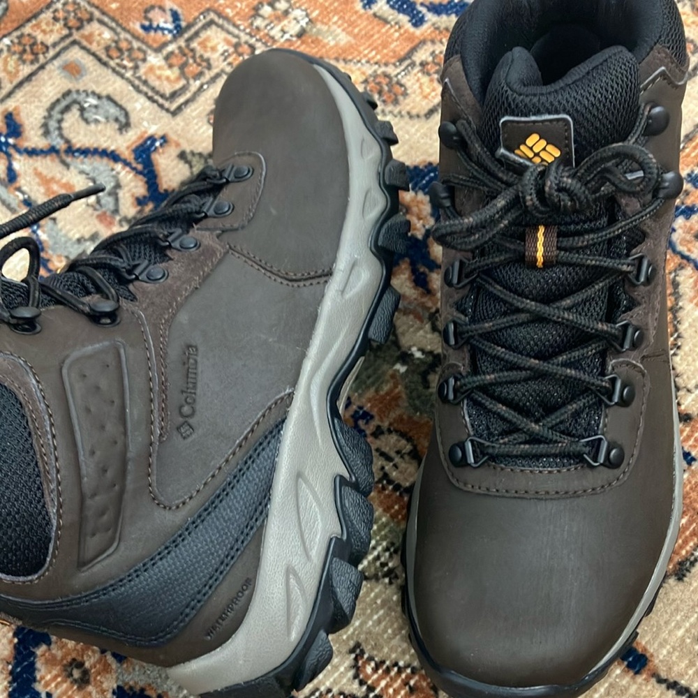 Columbia Men's Dark Brown Hiking Boots - Picture 9 of 10